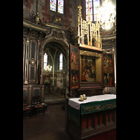 Strasbourg (Straburg), Saint-Pierre-le-Jeune Protestant, Chor mit Altar und Engelskapelle mit Taufengelsfigur