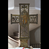 Freudenstadt, Ev. Stadtkirche, Mittelalterliches Kreuz auf dem Altar