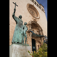 Palma de Mallorca, Convento Sant Francesc, Statue auf dem Plaa de Sant Francesc mit der Kirche im Hintergrund