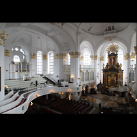 Hamburg, Hauptkirche St. Michaelis ('Michel'), Konzertorgel und Chorraum - in der Mitte der Zentralspieltisch