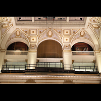 Philadelphia, Macy's ('Wanamaker') Store, Oberste Orgeletage - Chinese Gong (links), Ethereal-Prospektpfeifen (Mitte) und Tuba magna (rechts) mit Deagan Tower Chimes