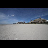 Atlantic City, Boardwalk Hall ('Convention Hall'), Boardwalk Hall mit Strand