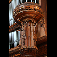 Chicago, University, Rockefeller Memorial Chapel, Figurenschmuck unter dem rechten Pedalturm