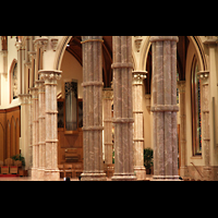 Chicago, Cathedral of the Holy Name, Blick durch die Pfeiler zurChororgel