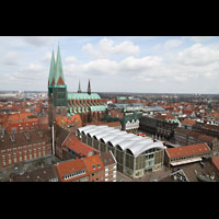 Lbeck, St. Marien, Blick vom St. Petri-Kirchturm auf St. Marien und den historischen Marktplatz