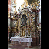 Steingaden, Wieskirche - Wallfahrtskirche zum gegeielten Heiland, Hochalter mit Gnadenbild des gegeielten Heilands