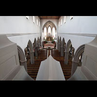 Kaufbeuren, Stadtpfarrkirche St. Martin, Blick ber das Rckpositiv in die Kirche