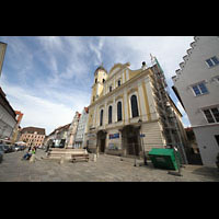 Kaufbeuren, Dreifaltigkeitskirche, Dreifaltigkeitskirche mit Neptunbrunnen und Kaiser-Max-Strae