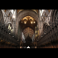 Chester, Cathedral, Chorgesthl mit Pfeifen des Choir (lins), Lettner (Mitte) und Orgel (rechts)