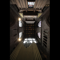 Chester, Cathedral, Blick ins Gewlbe des nrdlichen Querschiffs mit Pedalpfeifen (unten) und Orgelrckwand (oben)