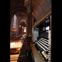 Liverpool, Anglican Cathedral, Spieltisch und Blick ins Langhaus