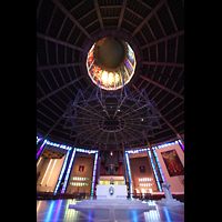 Liverpool, Metropolitan Cathedral of Christ the King, Dach mit Lichtschacht und Orgel