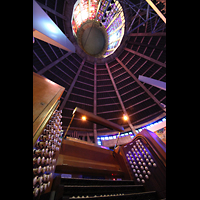 Liverpool, Metropolitan Cathedral of Christ the King, Spieltisch mit Blick zur Dachkonstruktion