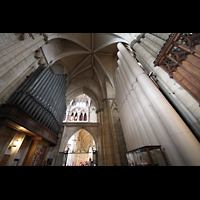 York, Minster (Cathedral Church of St Peter), Pedalpfeifen des Open Diapason 16' (li) und 32' (re) im Chorumgang