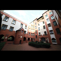 Berlin, St. Afra, Institut St. Philipp Neri, Innenhof vor der Kirche hinter der Huserfassade zur Strae