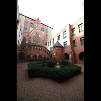 Berlin, St. Afra, Institut St. Philipp Neri, Innenhof vor der Kirche hinter der Huserfassade zur Strae