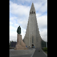 Reykjavk, Hallgrmskirkja, Turm mit Skulptur von Leifur Eirksson (Wikinger, Entdecker Amerikas)