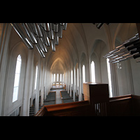 Reykjavk, Hallgrmskirkja, Seitlicher Blick vom Spieltisch mit Chamaden in die Kirche