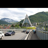 Troms, Ishavskatedralen (Eismeer-Kathedrale), Kathedrale von der Bruvegen (Brcke) aus gesehen