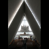 Troms, Ishavskatedralen (Eismeer-Kathedrale), Blick von der Chorverkleidung in die Kirche zur Orgel