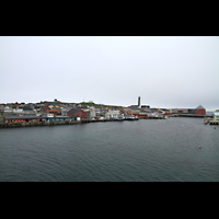 Vard, Kirke, Anfahrt mit der Hurtigruten mit Blick zur Kirche