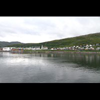 Hammerfest, Kirke, Anfahrt mit der Hurtigruten mit Blick zur Kirche