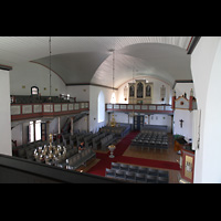 Brnnysund, Kirke, Blick von der rechten Seitenempore und Hauptorgel in die Kirche