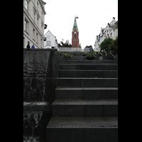 Bergen, Johanneskirke, Treppenstufen zur Kirche mit Wasserfall