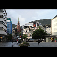 Bergen, Johanneskirke, Blick von der Fugngerzone Rosenbergsgaten zur Kirche