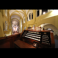 Bergen, St. Paul, Blick ber den Spieltisch in die Kirche