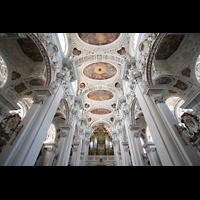 Passau, Dom St. Stephan, Deckengewlbe und Blick zur Orgel