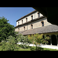 Schaffhausen, Mnster (ehem. Kloster zu Allerheiligen), Blick durch den Kreuzgarten auf das Langhaus