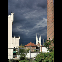 Grlitz, St. Peter und Paul (Sonnenorgel), Blick vom Grnen Graben zur Peterskirche bei Gewitter im Anzug