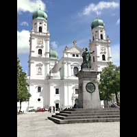 Passau, Dom St. Stephan, Domplatz mit Denkmal des bayerischen Knigs Maximilian I. (1824) und Dom