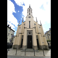 Passau, Stadtpfarrkirche St. Matthus (ev.), Fassade mit Turm, Ansicht von Nordosten von der Theresienstrae