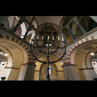 Essen, Dom, Leuchter im Atrium