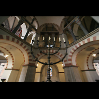 Essen, Dom, Leuchter im Atrium