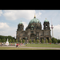 Berlin, Dom, Blick vom Lustgarten auf den Dom und Fernsehturm