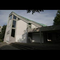 Berlin, Ev. Kirche am Seggeluchbecken, Fassade und Haupteingang