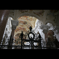 St. Florian, Stiftskirche, Gitter im Eingangsbereich