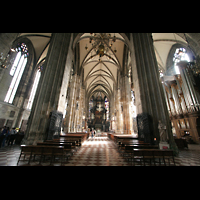 Wien (Vienna), Stephansdom, Innenraum / Hauptschiff in Richtung Chor