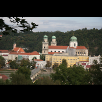 Passau, Dom St. Stephan, Blick vom Hgel der Marahilf-Kirche auf den Dom