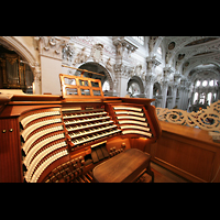 Passau, Dom St. Stephan, Zentralspieltisch mit Blick in den Dom