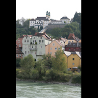 Passau, Wallfahrtskirche Mariahilf, Blick ber den Inn auf den Mariahilfberg