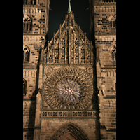 Nrnberg (Nuremberg), St. Lorenz, Fassaden-Detail bei Nacht