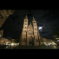 Nrnberg (Nuremberg), St. Lorenz, Lorenzplatz bei Nacht