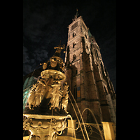 Nrnberg (Nuremberg), St. Lorenz, Tugendbrunnen bei Nacht