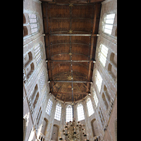 Alkmaar, Sint Laurenskerk, Tonnen- und Sterngewlbe aus Holz mit kunstvoller Ornamentik im Chorraum