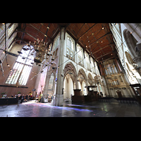 Alkmaar, Sint Laurenskerk, Langhaus mit Orgel und Caf im sdlichen Querhaus