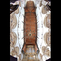 Alkmaar, Sint Laurenskerk, Blick ins Holzgewlbe im Langhaus und zur groen Orgel
